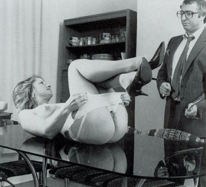 Retro Spanking Blushes Ficting na mesa