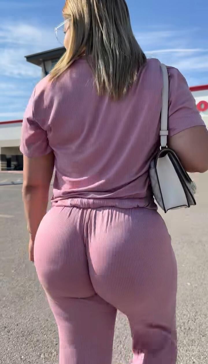 Você foderia a bunda dessa esposa na frente do marido?