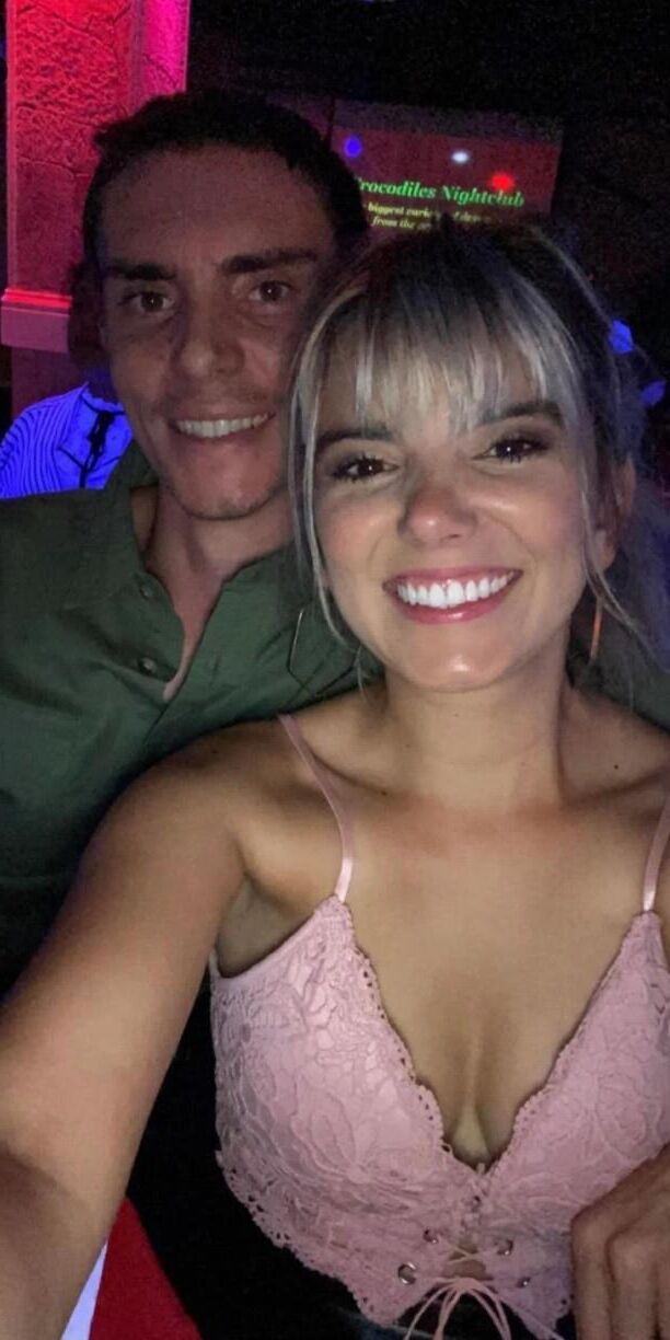 O casal de swing amador trocou pix