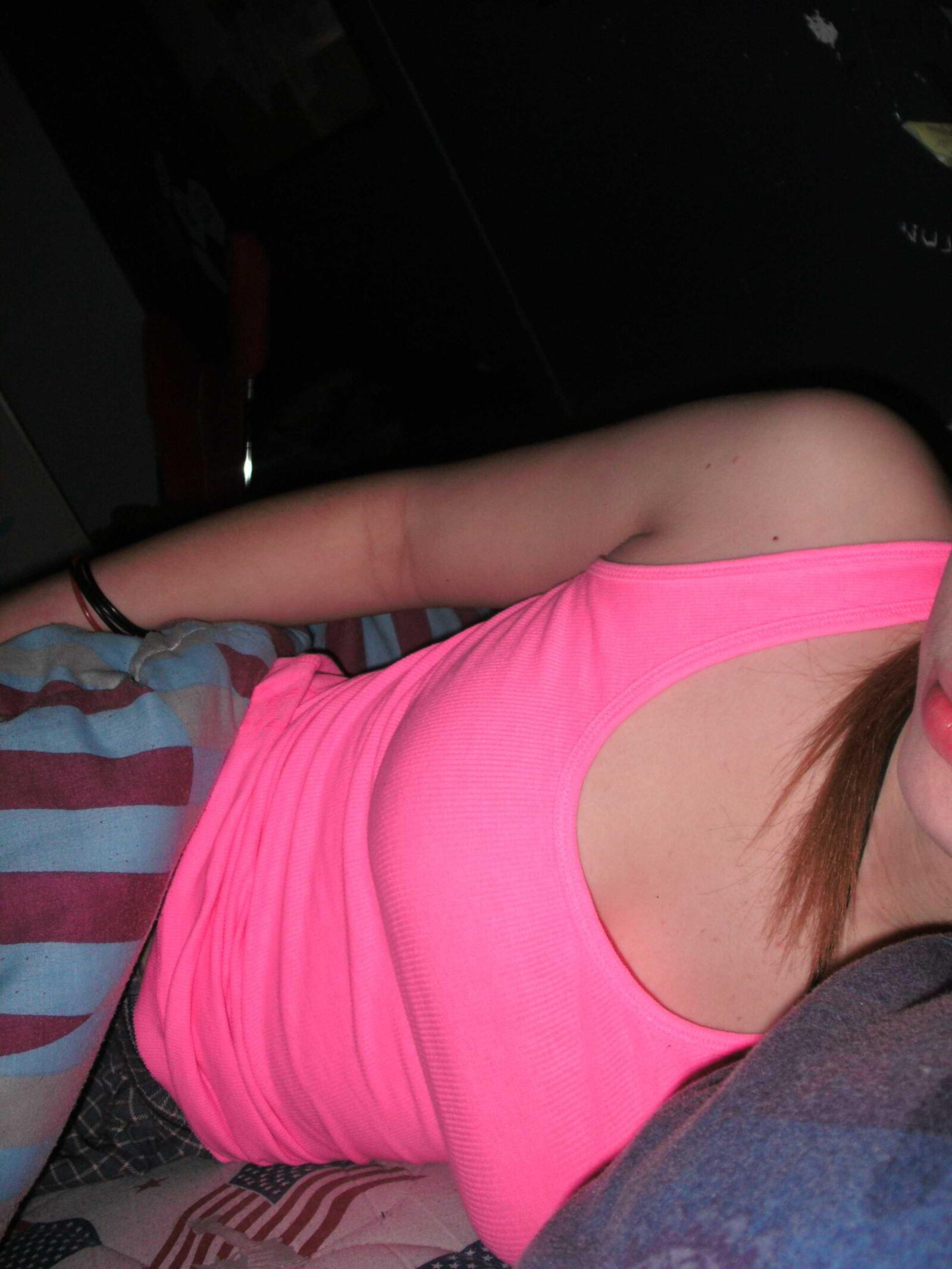 Adolescente sexy tirando selfies na cama