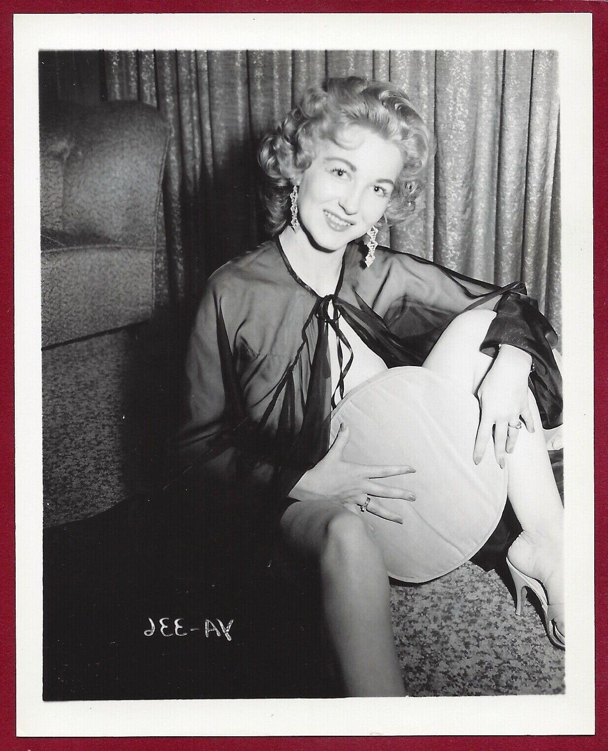 Wolf Vintage Charming Beauties Group