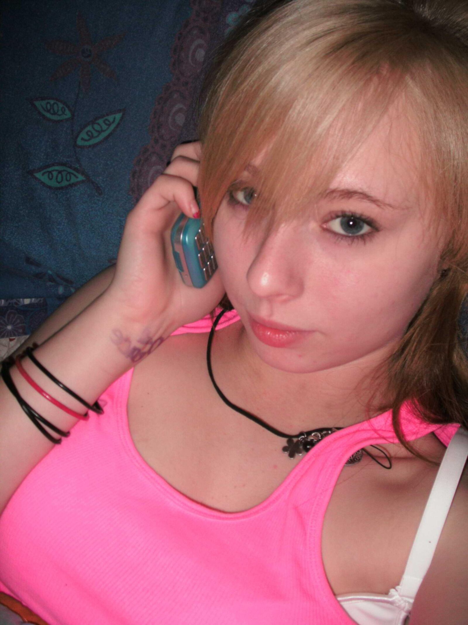 Adolescente sexy tirando selfies na cama