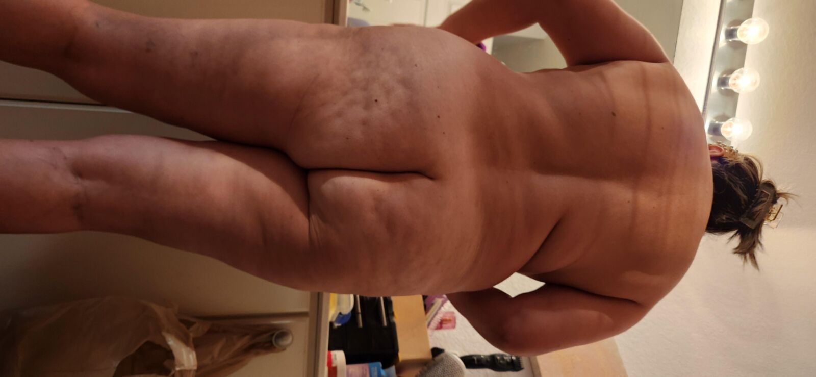 ぶら下がっている率直な脂肪のお尻