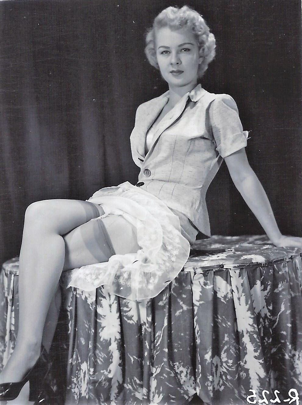Wolf Vintage Charming Beauties Group