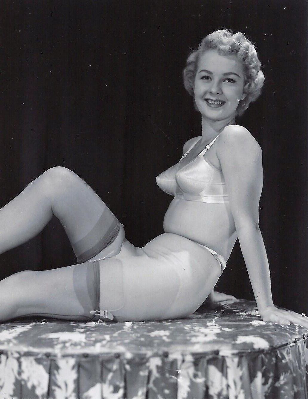 Wolf Vintage Charming Beauties Group