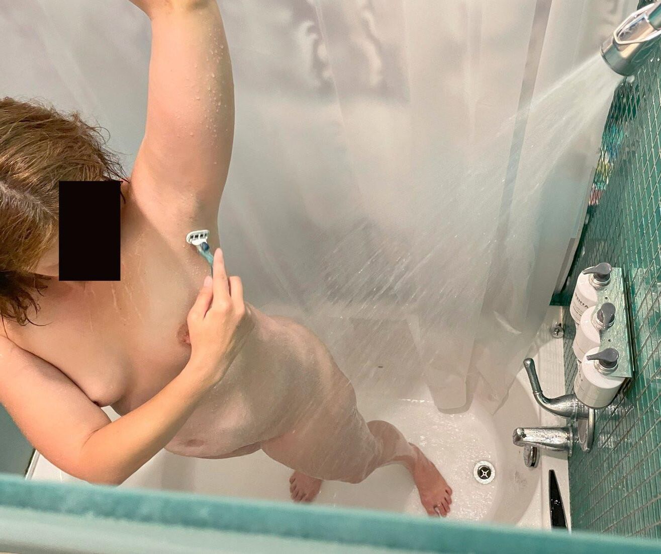私のセクシーな熟女の妻のシェービング、ポーズ、フラッシュ