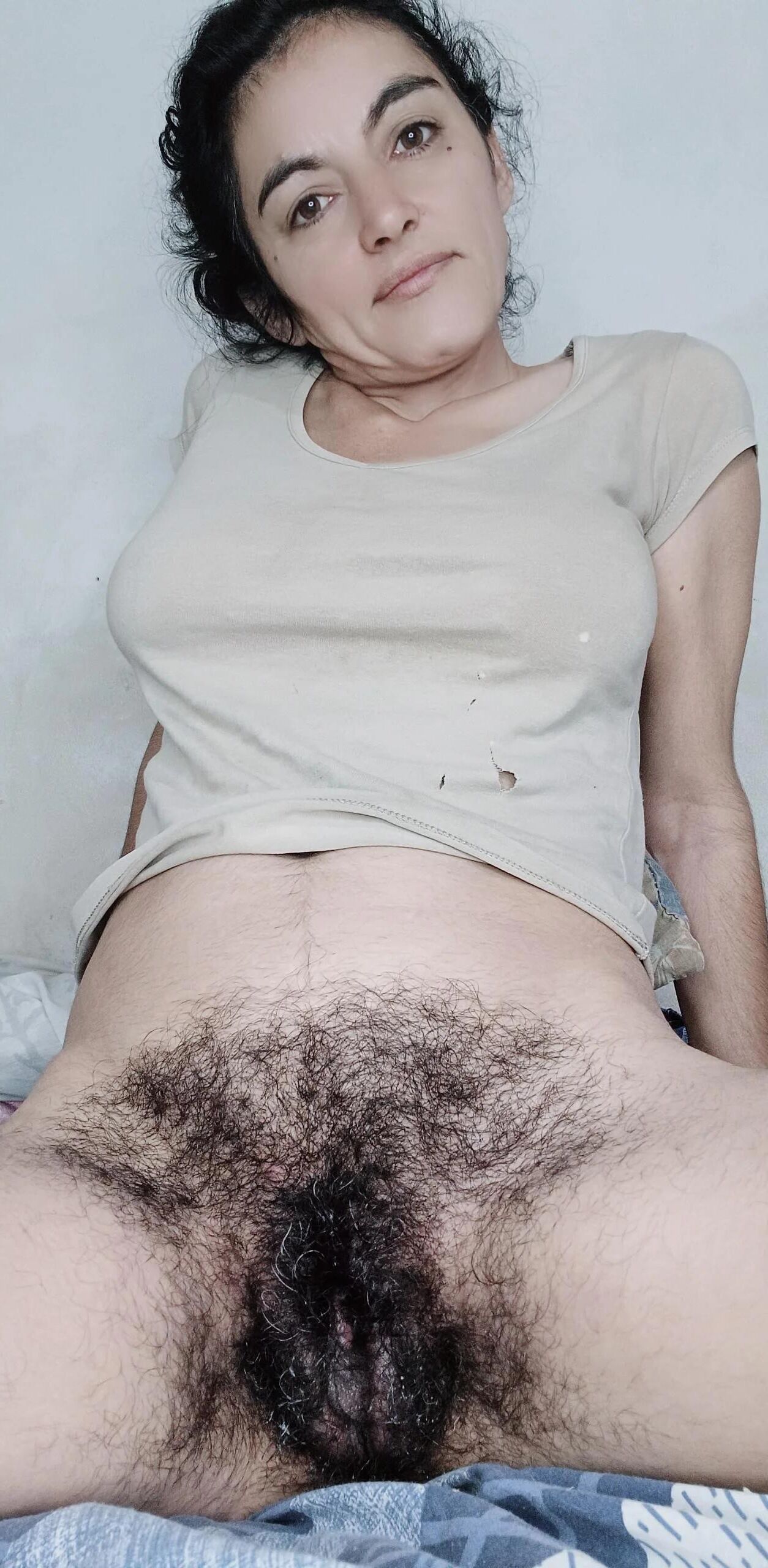 Sehr haarige Muschi Veronika