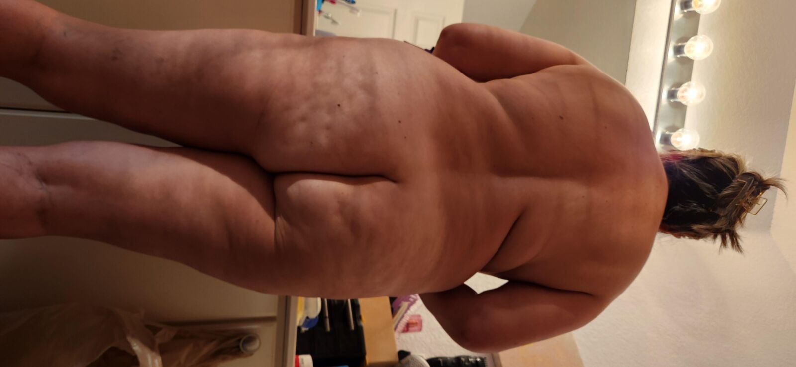 ぶら下がっている率直な脂肪のお尻