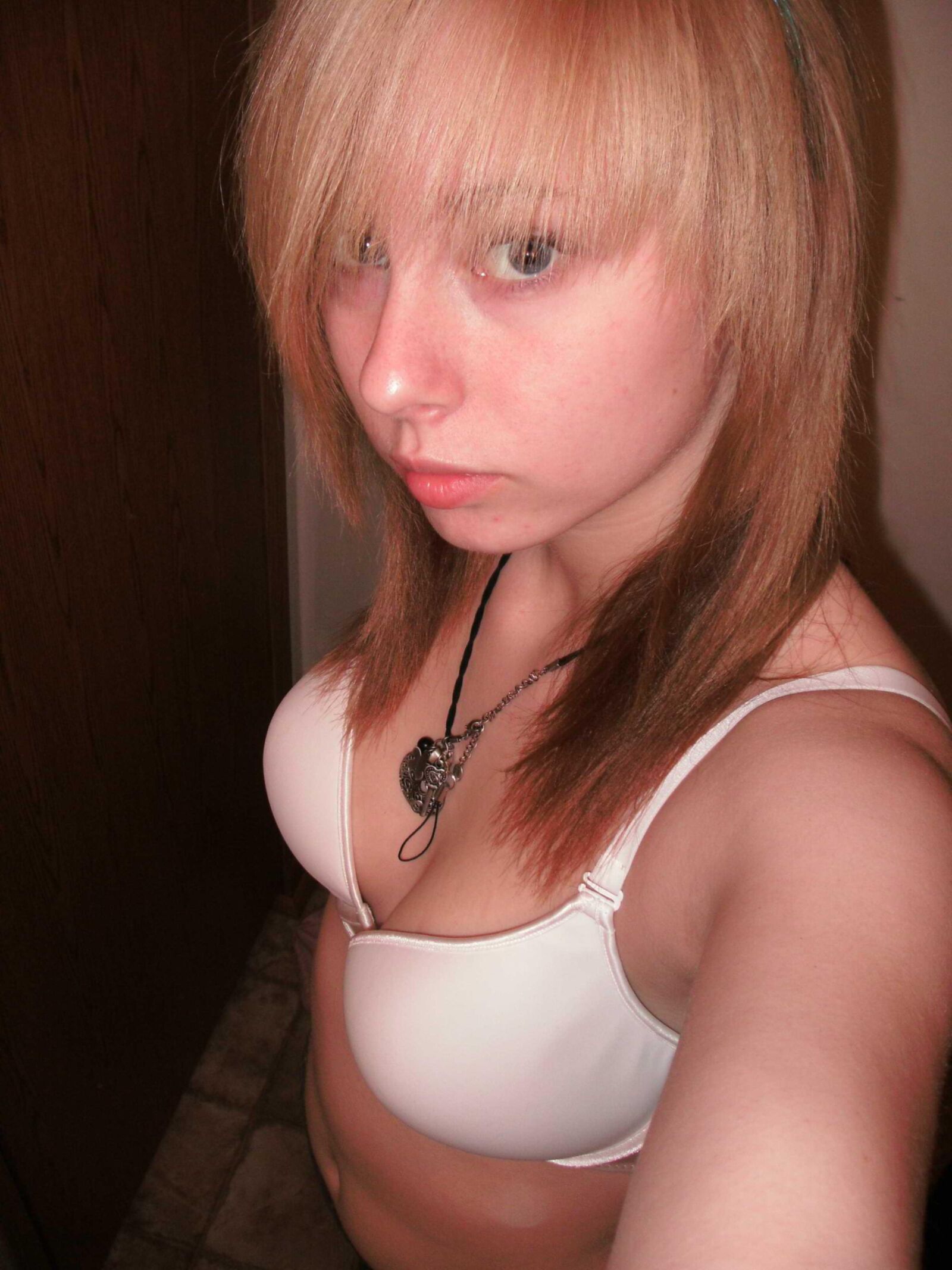 Adolescente sexy tirando selfies na cama