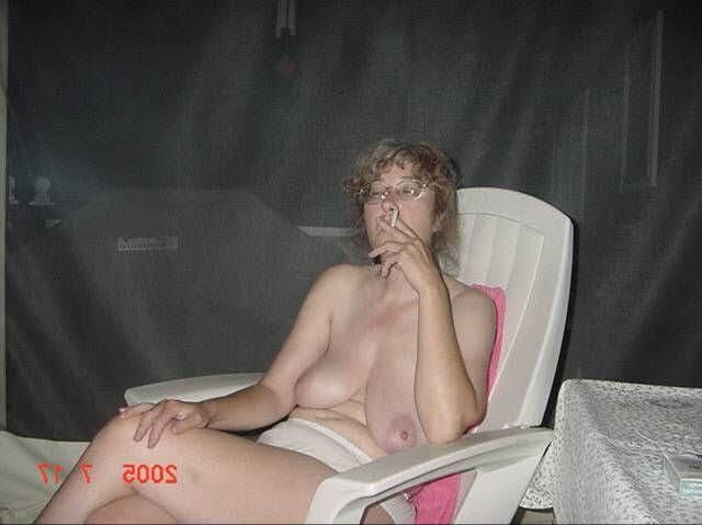 Desnuda ama de casa nerd expuesta por marido