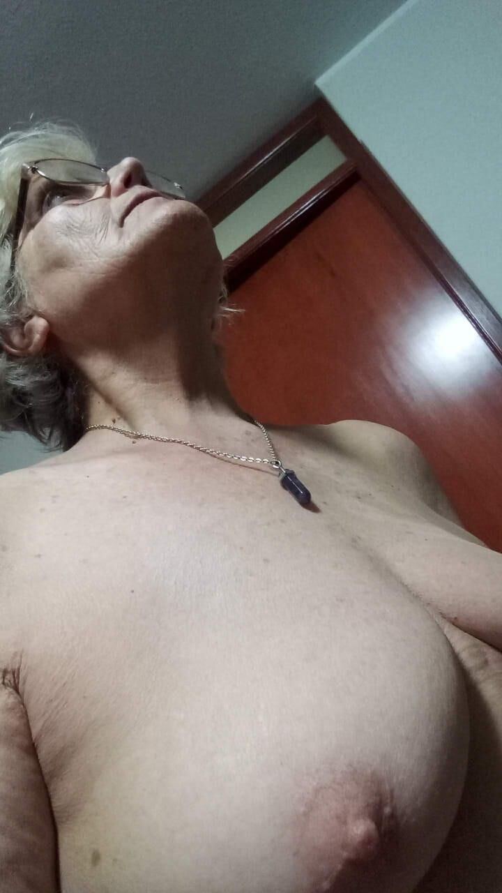 Abuelita Elba Muestra Las Tetas
