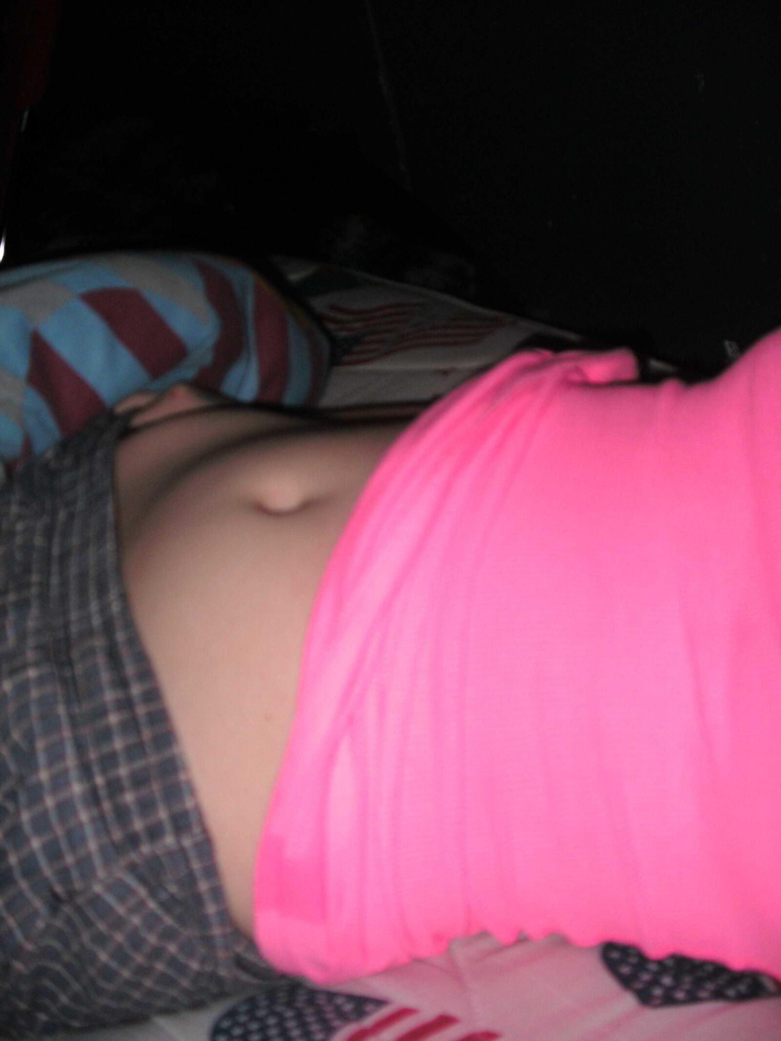 Adolescente sexy tirando selfies na cama