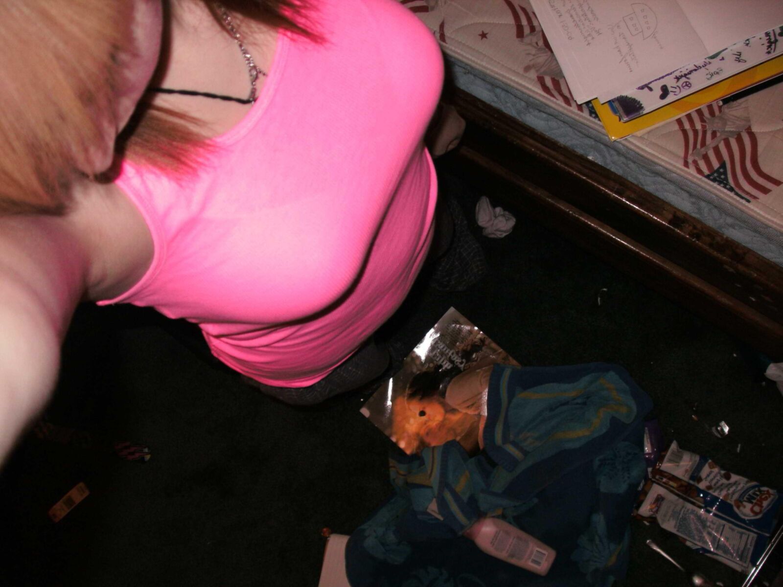 Adolescente sexy tirando selfies na cama