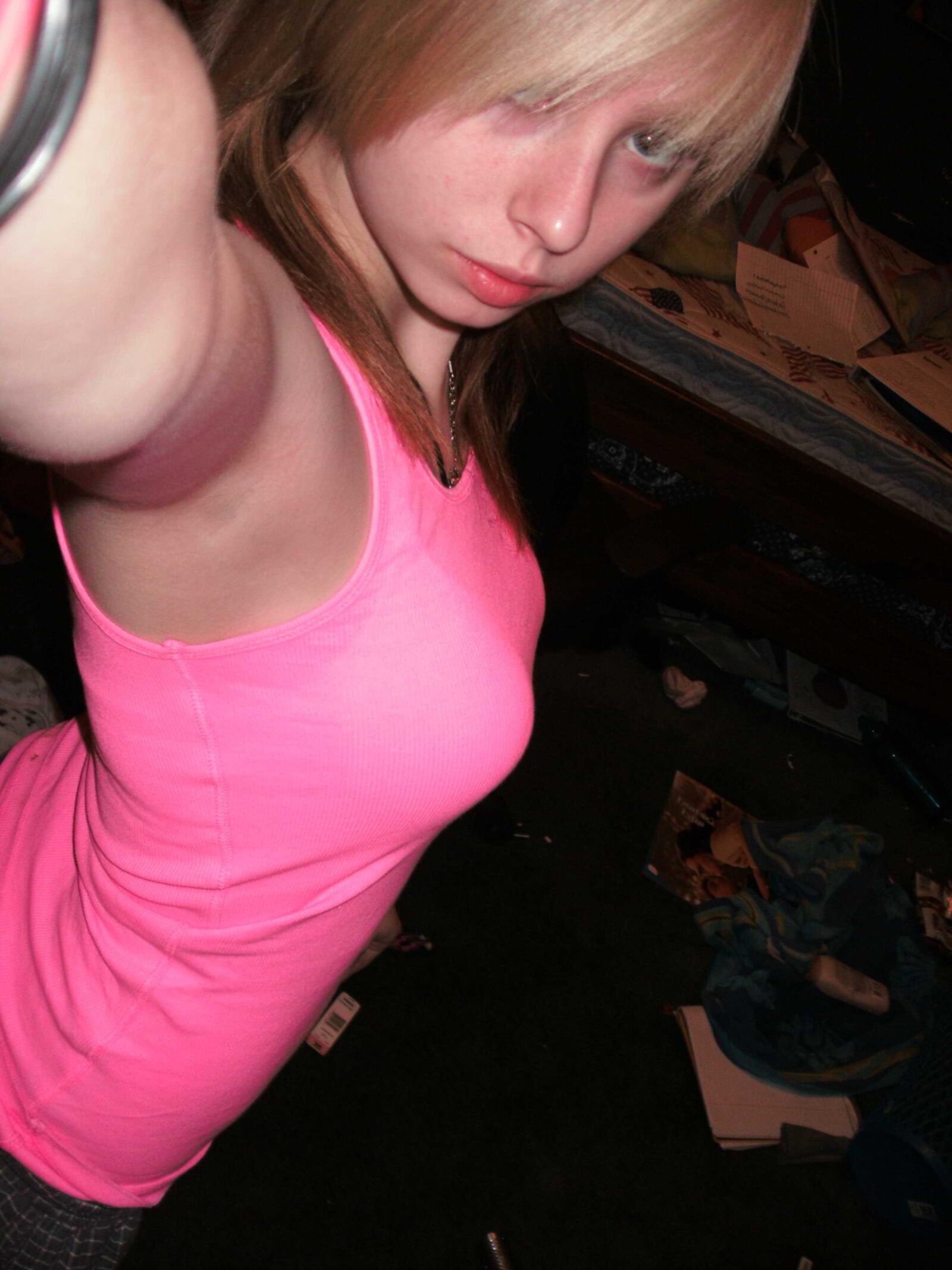 Adolescente sexy tirando selfies na cama