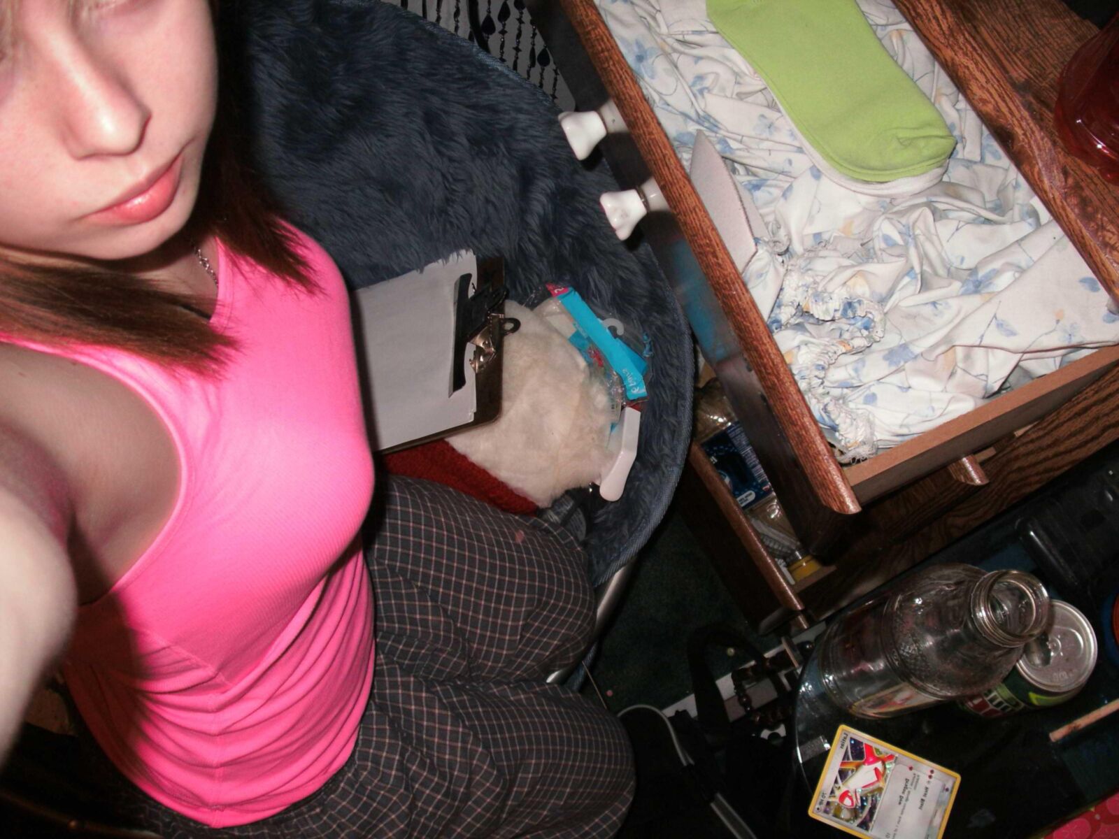 Adolescente sexy tirando selfies na cama