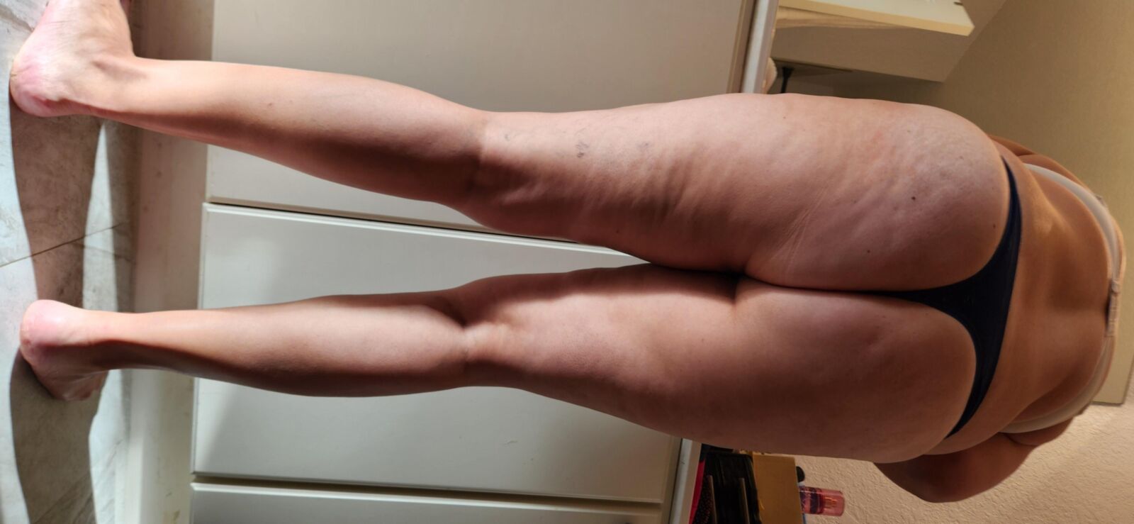 ぶら下がっている率直な脂肪のお尻