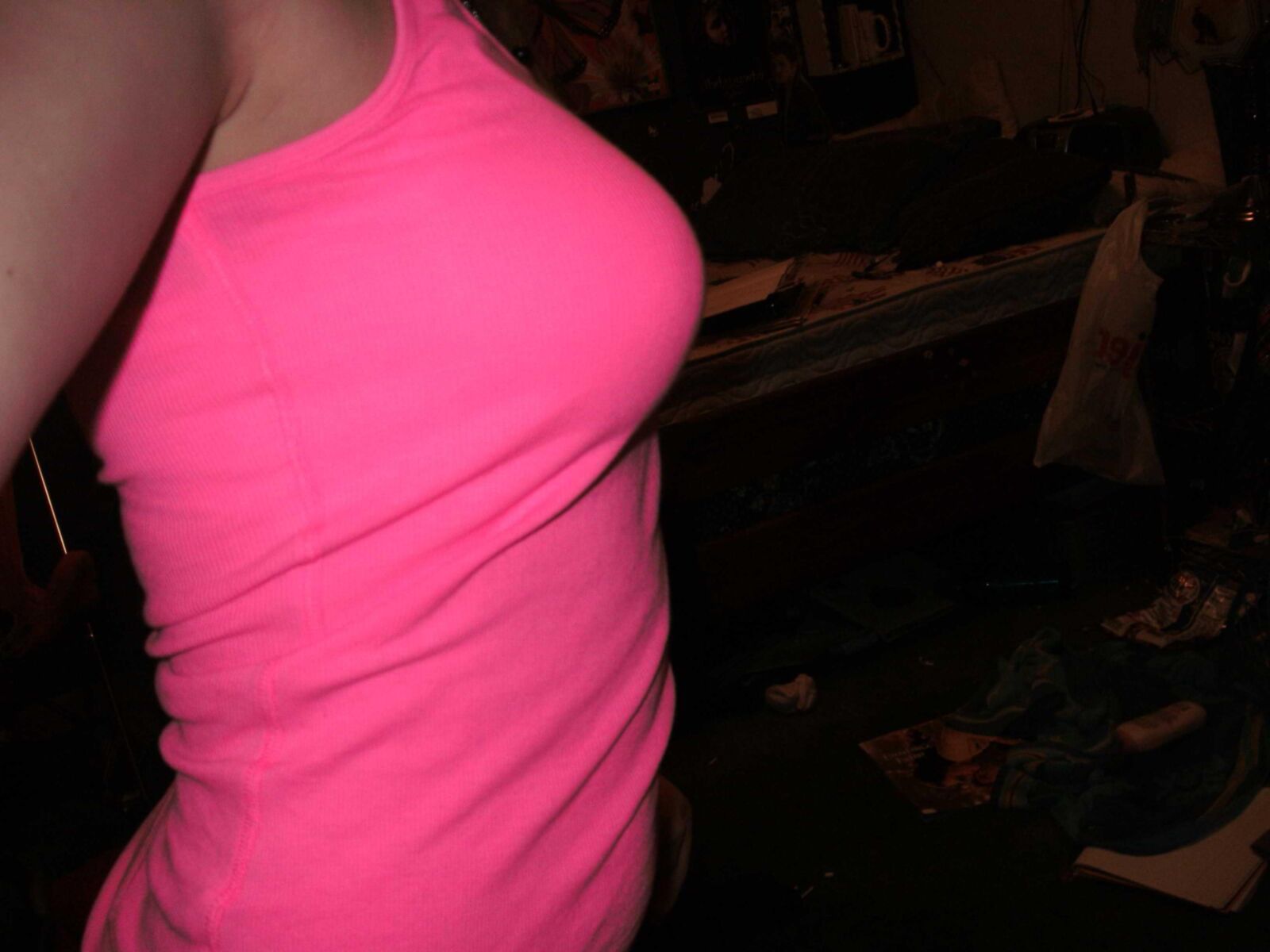 Adolescente sexy tirando selfies na cama