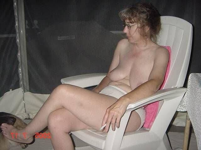 Desnuda ama de casa nerd expuesta por marido