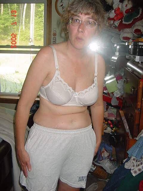 Desnuda ama de casa nerd expuesta por marido
