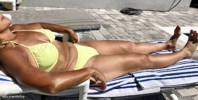 Unbekannte Frau mit großen Titten und haarigen Muschi, die vom Ehemann entlarvt werden