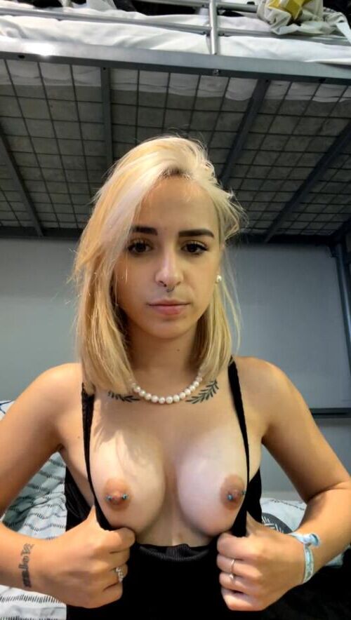 Todos os mamilos perfurados escondem uma prostituta amadora VIII Blondes Edition