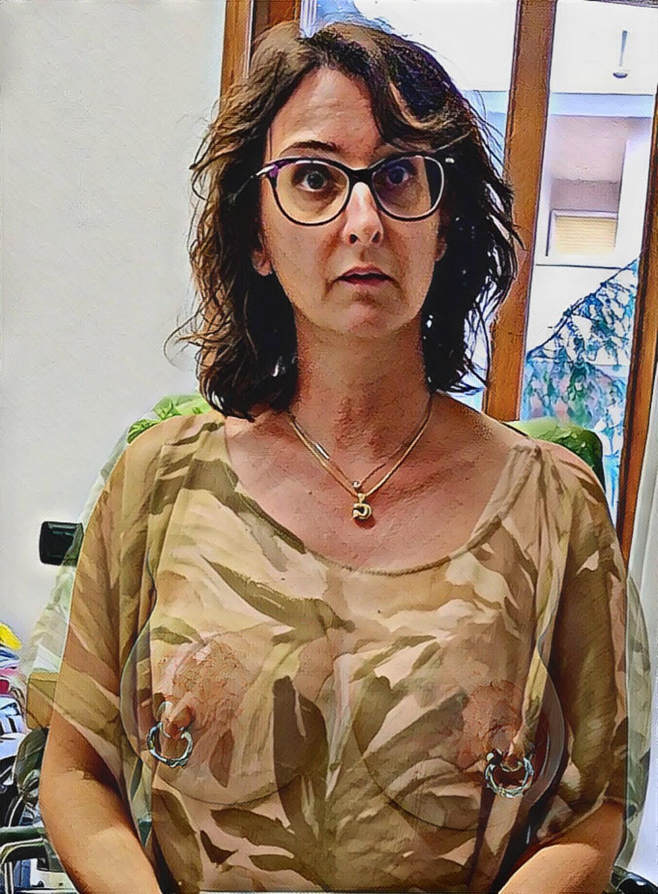 Cartoon unter dem Kleid die durchbohrten Brustwarzen
