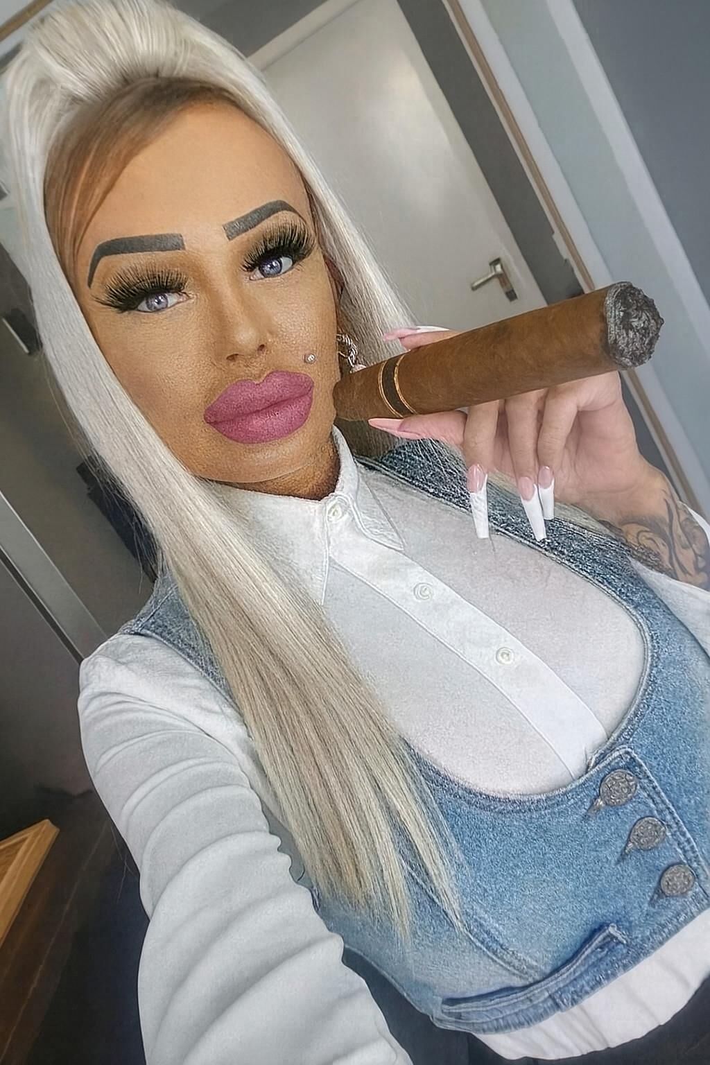 AI Huge Cigar Smoking Fetish Ugly Nose Mature