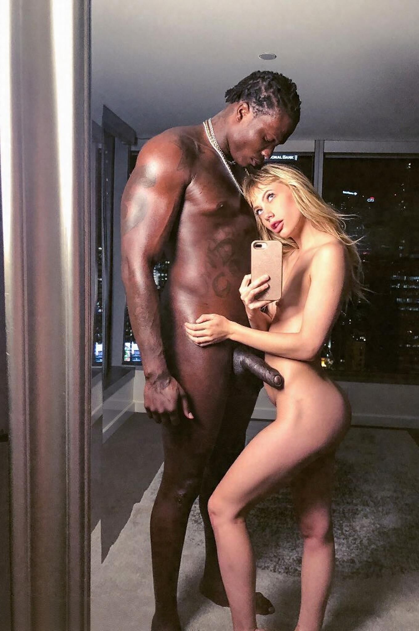 ブラックブルズでポーズをとるセクシーな悪役[]