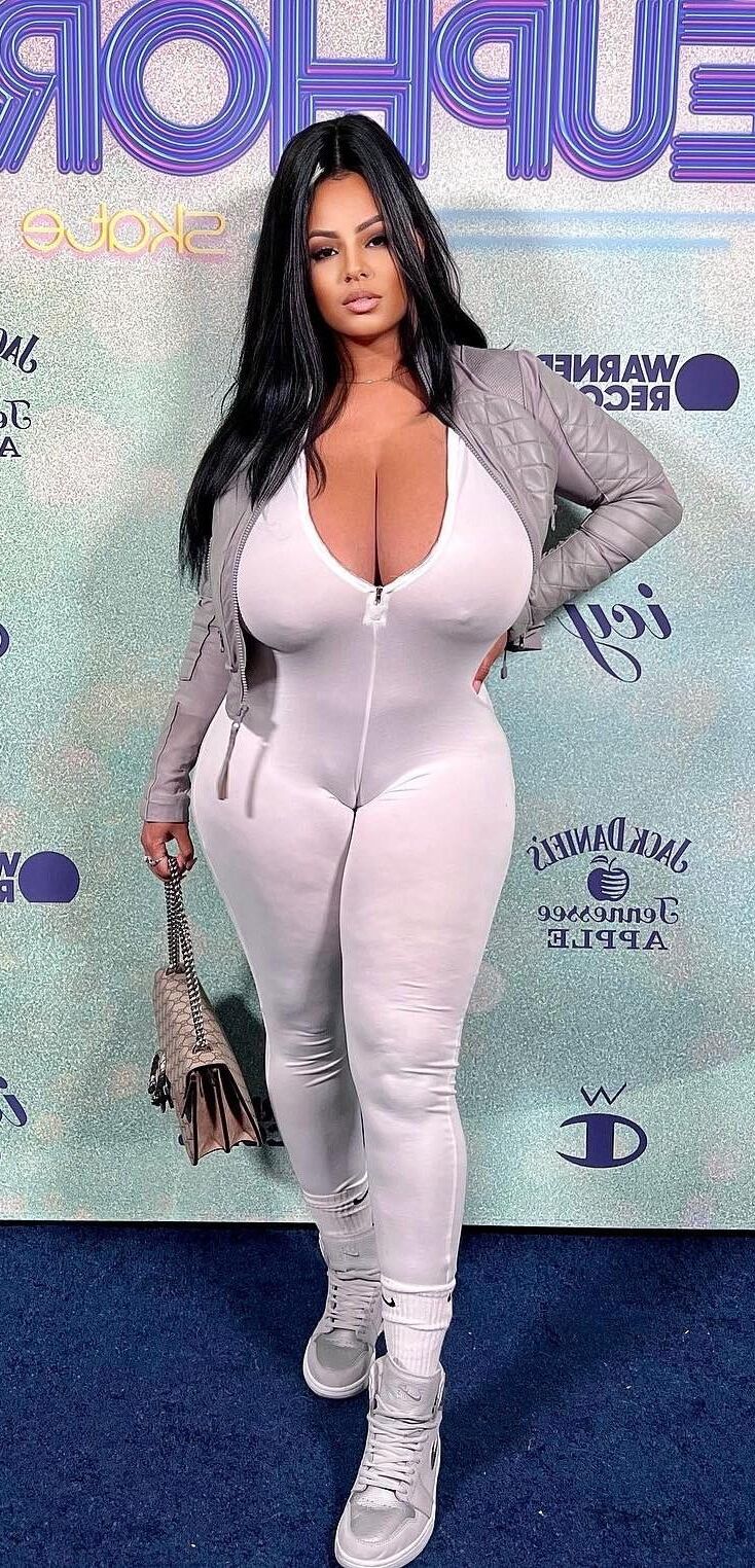 ペルセファニは巨大なおっぱいエボニー
