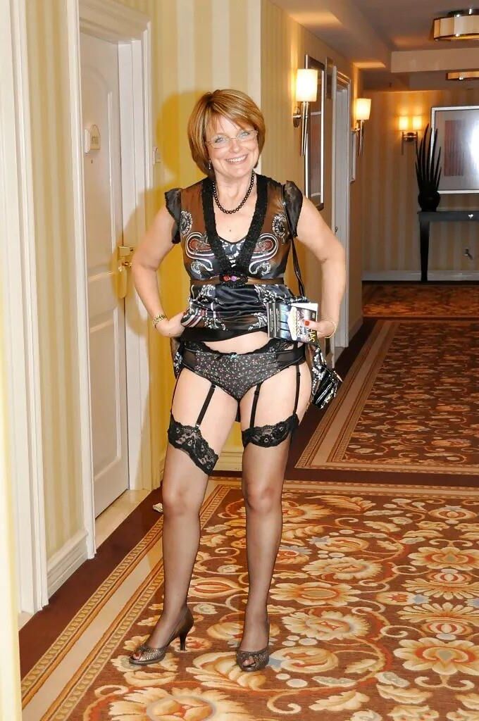 S.U. flashing people everywere she goes