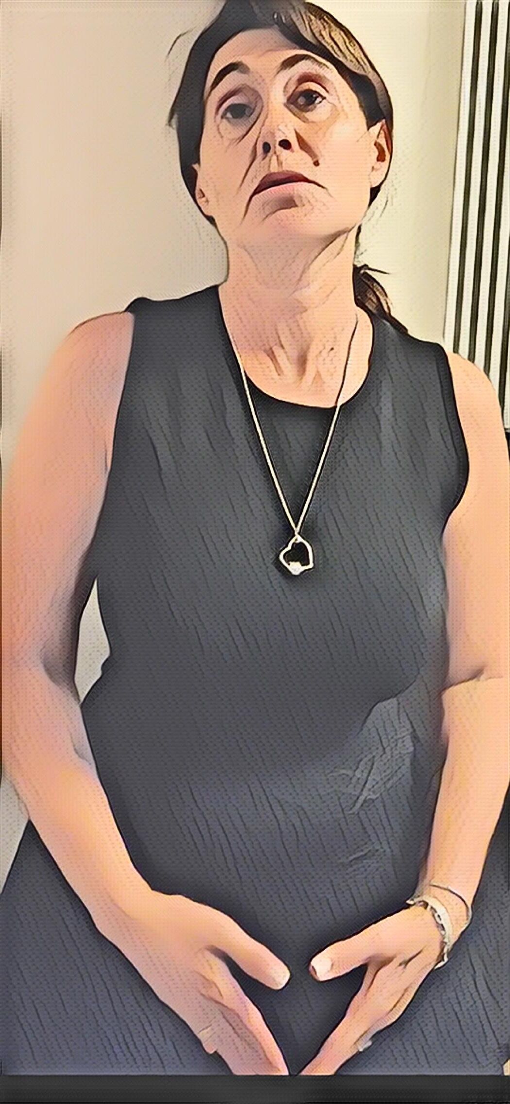 Cartoon unter dem Kleid die durchbohrten Brustwarzen