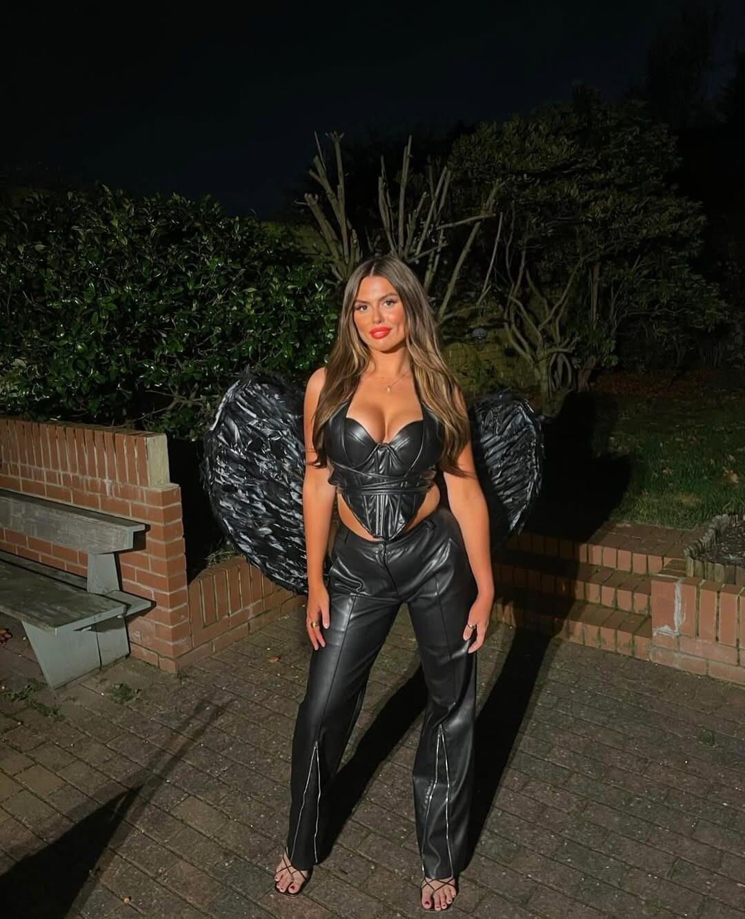 TNS sacanagem em looks molhados e roupas de couro da edição de abril