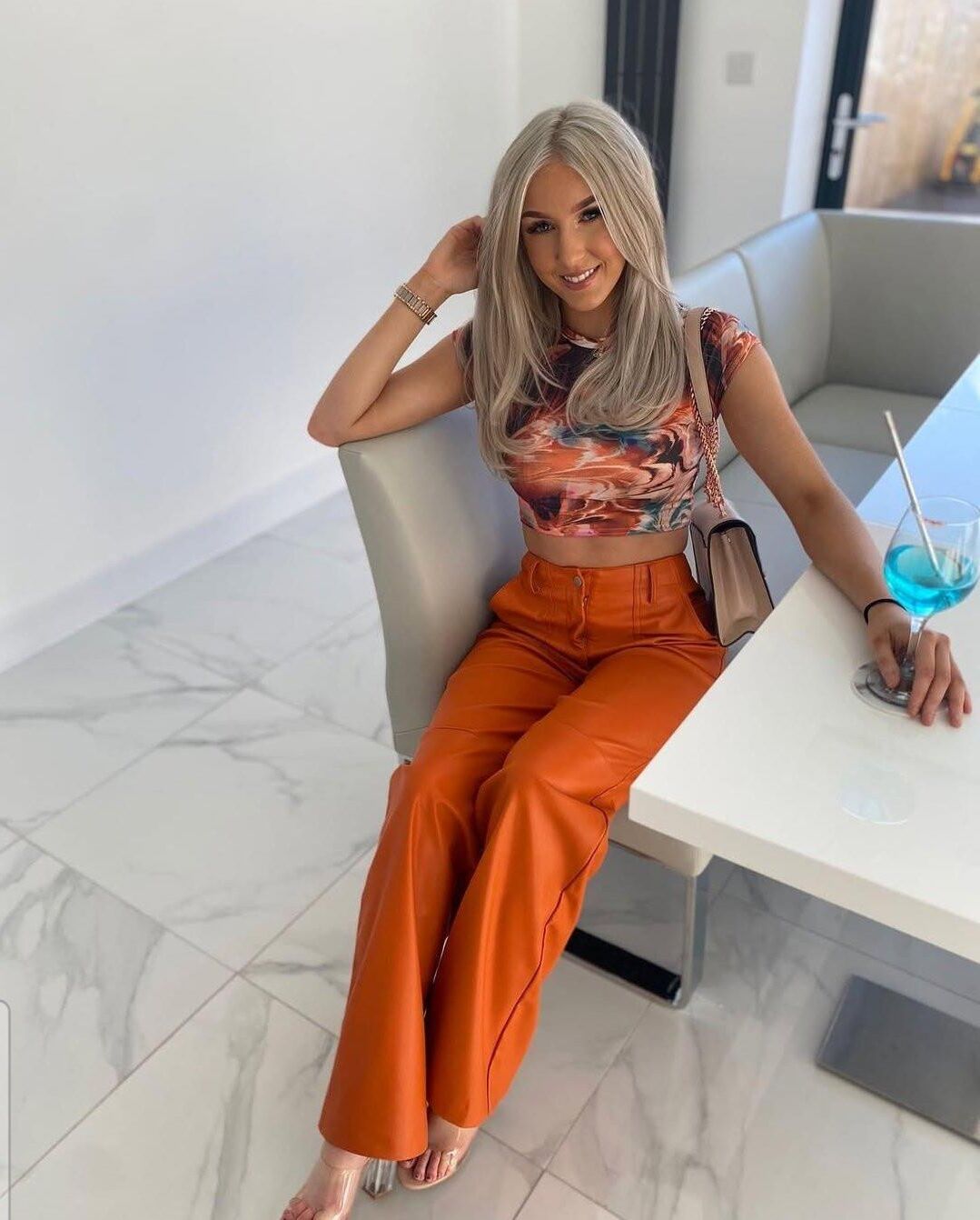 TNS sacanagem em looks molhados e roupas de couro da edição de abril