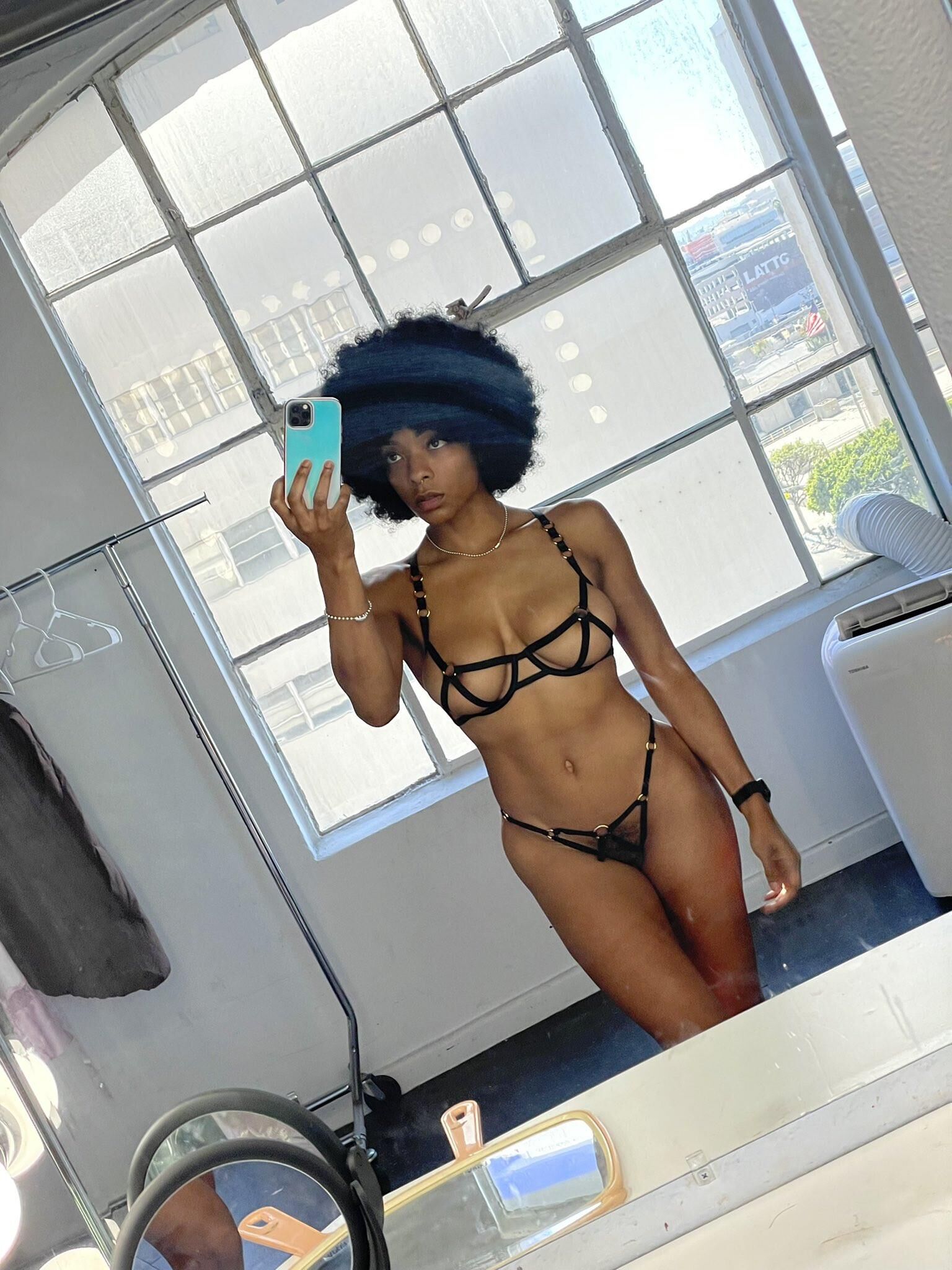 Very Fit Ebony Frankyii
