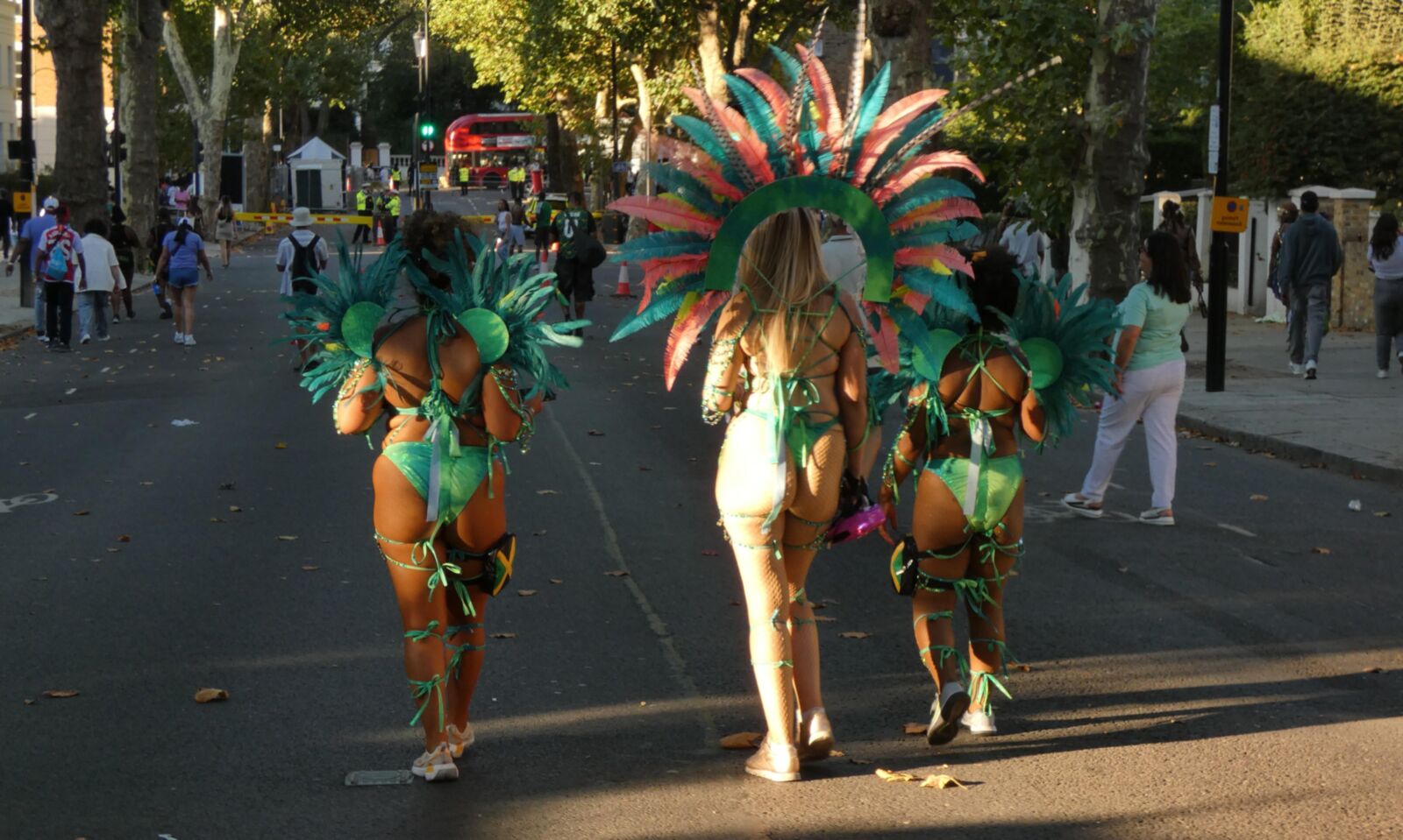 Freche Blondine im Karneval.
