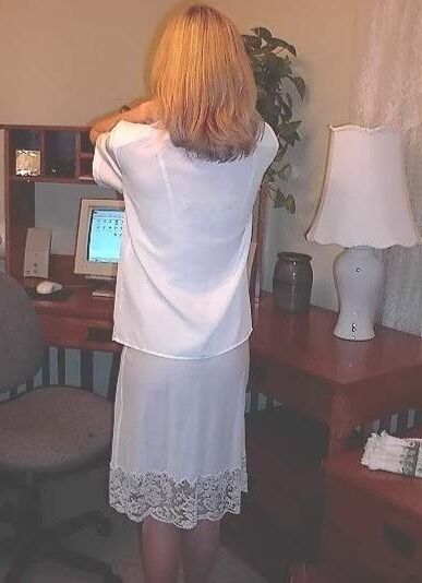SG White Bluse, schwarzer Rock, weißer Slip im Büro