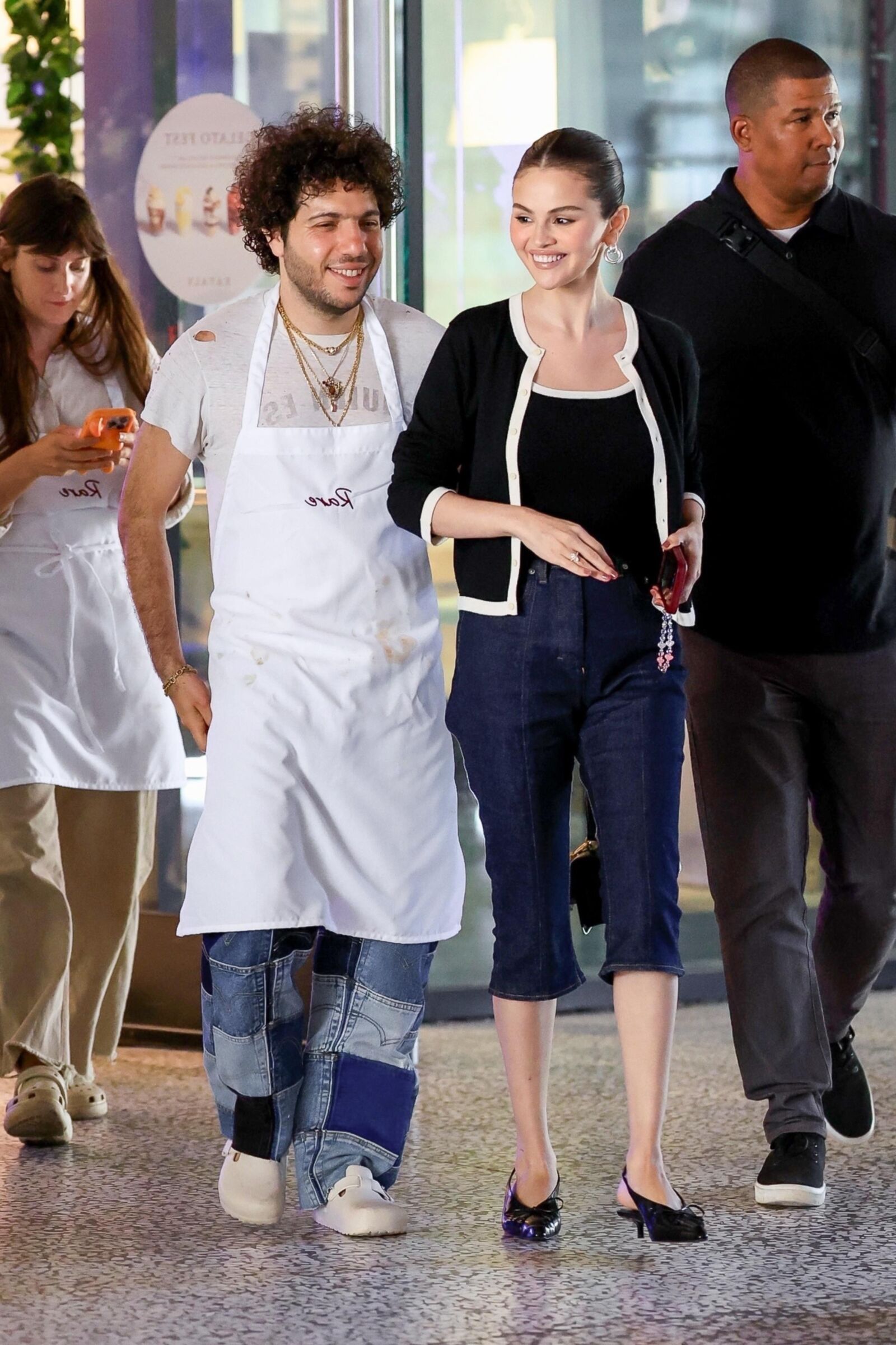 Selena Gomez y Benny Blanco partiendo de una clase de cocina