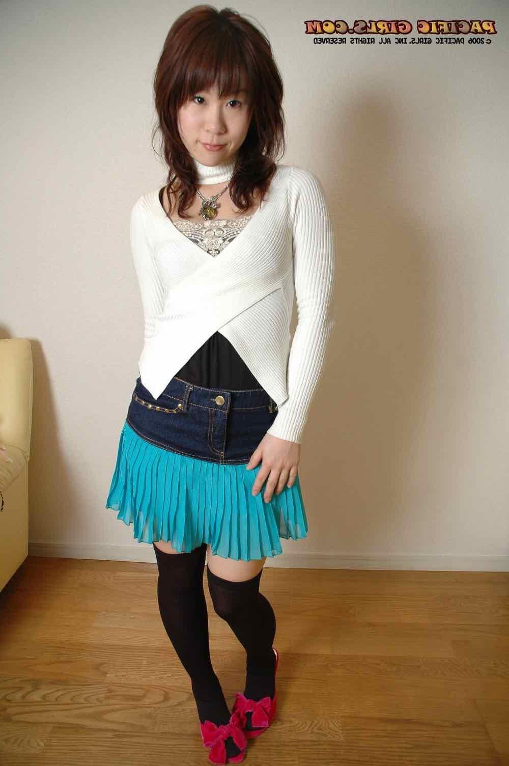 Pacificgirls Risuko gekleidet und ausgezogen