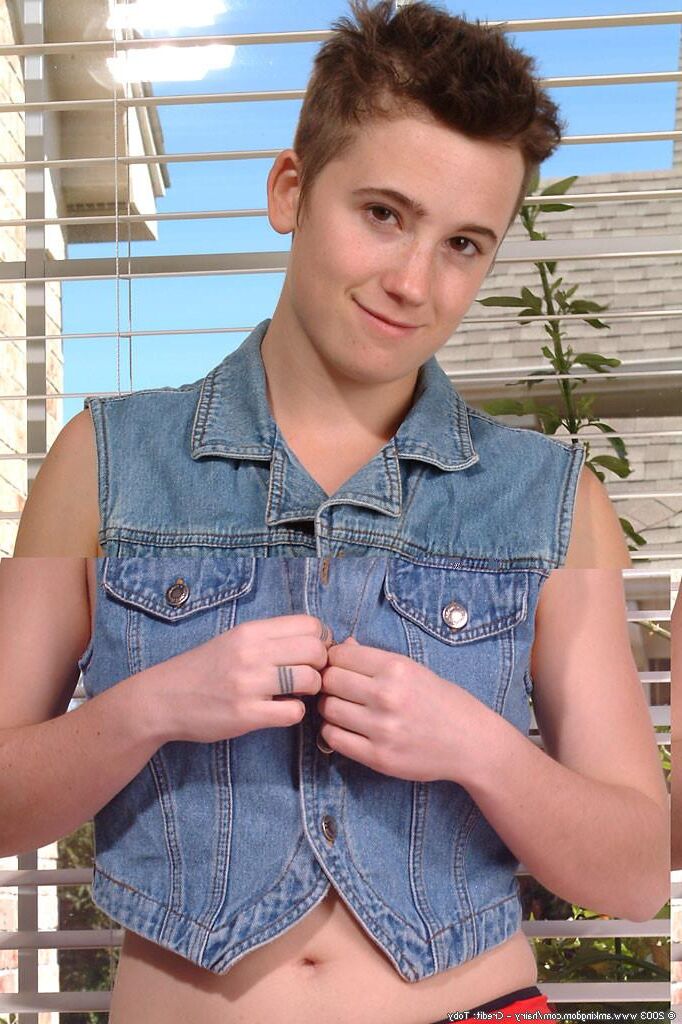Haarige Tomboy Beauty Caitlin