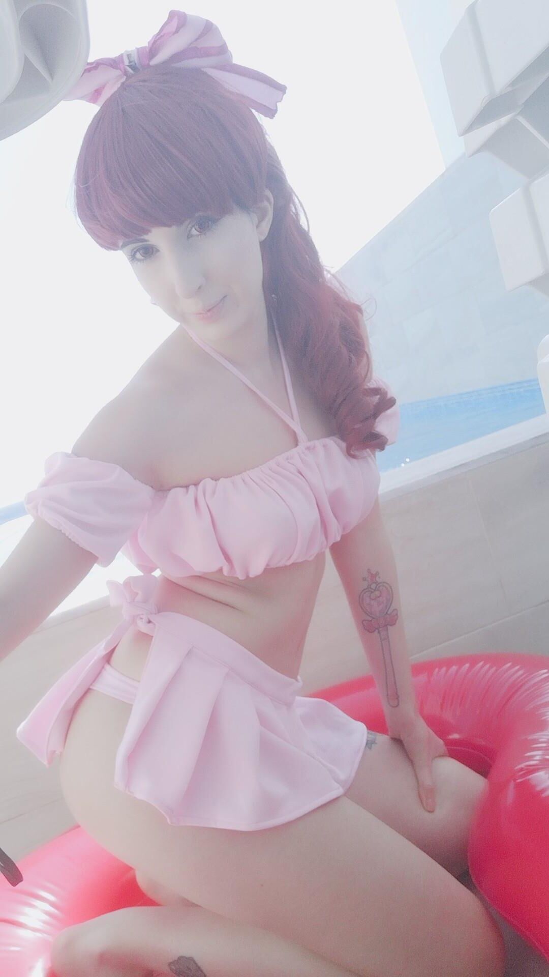 Tiras de puta de cosplay de pelirroja pálida