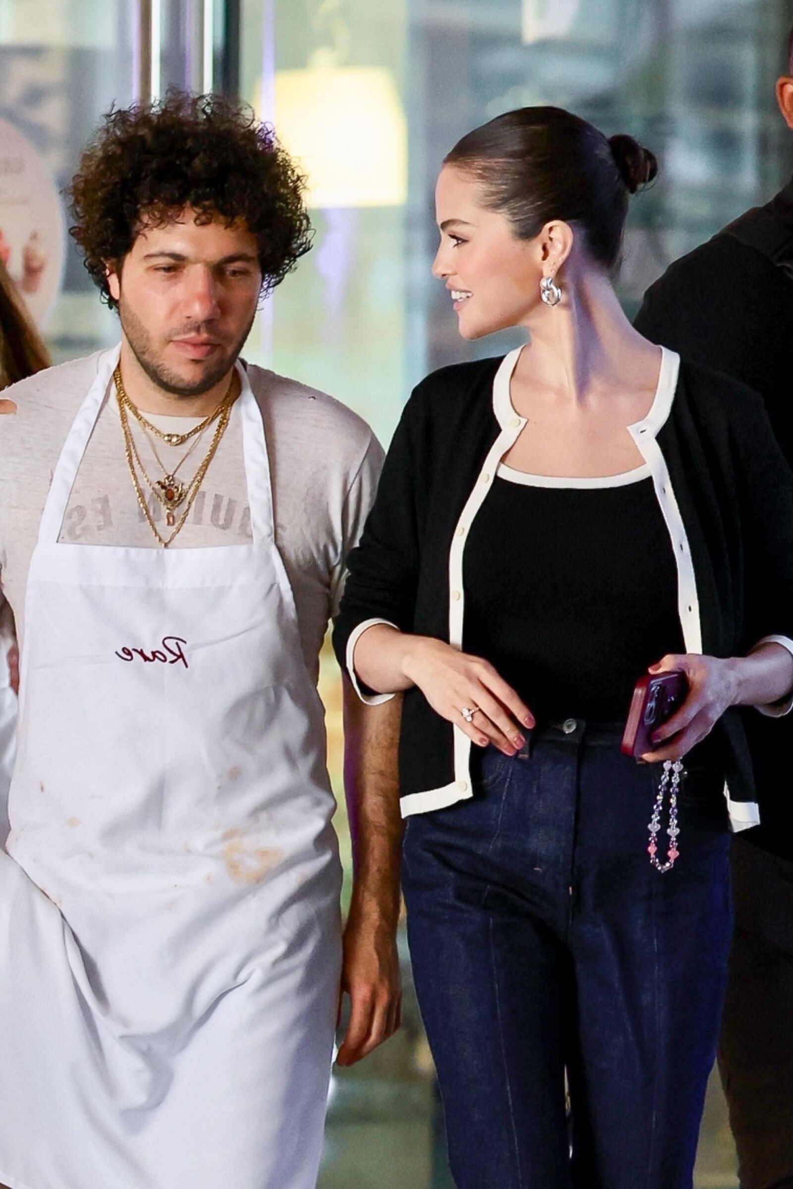 Selena Gomez y Benny Blanco partiendo de una clase de cocina