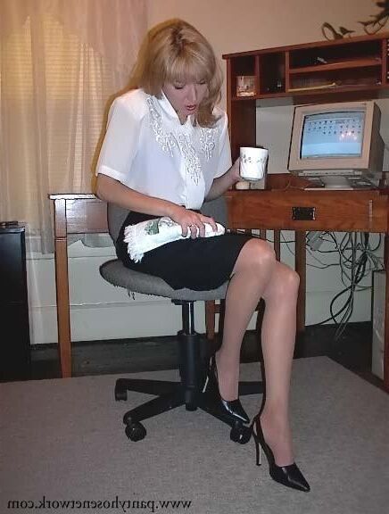 SG White Bluse, schwarzer Rock, weißer Slip im Büro