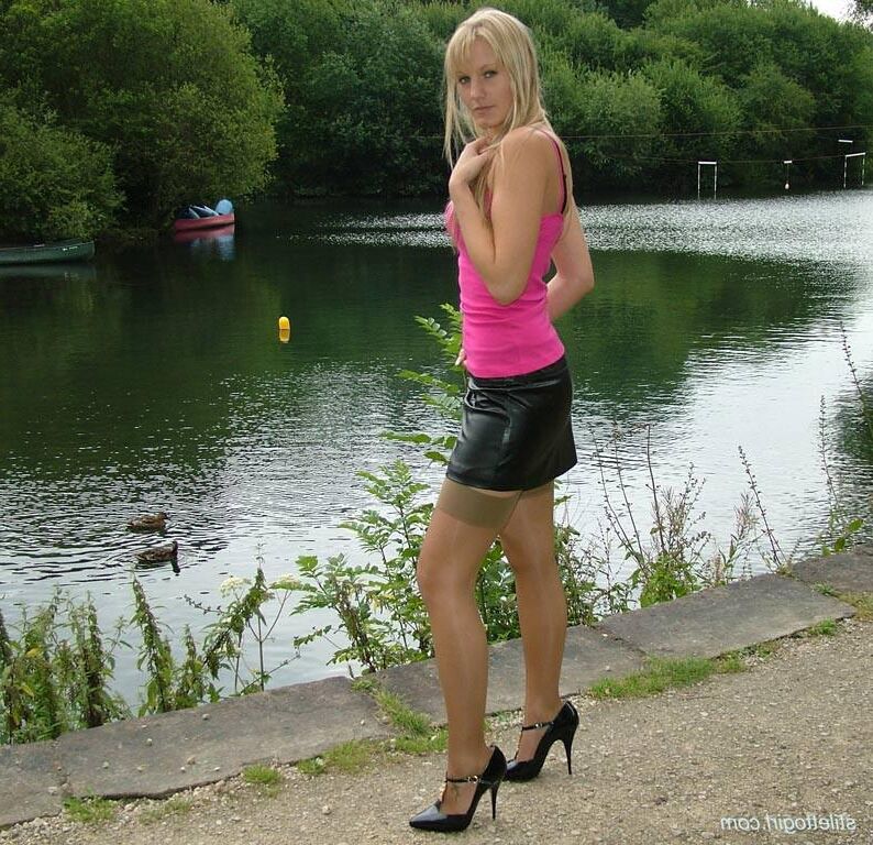 Alexis sexy Legs and Leather Skirt 