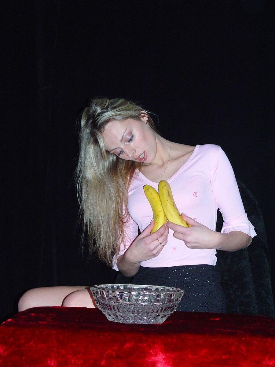 Sexy Blond Play with Fruit