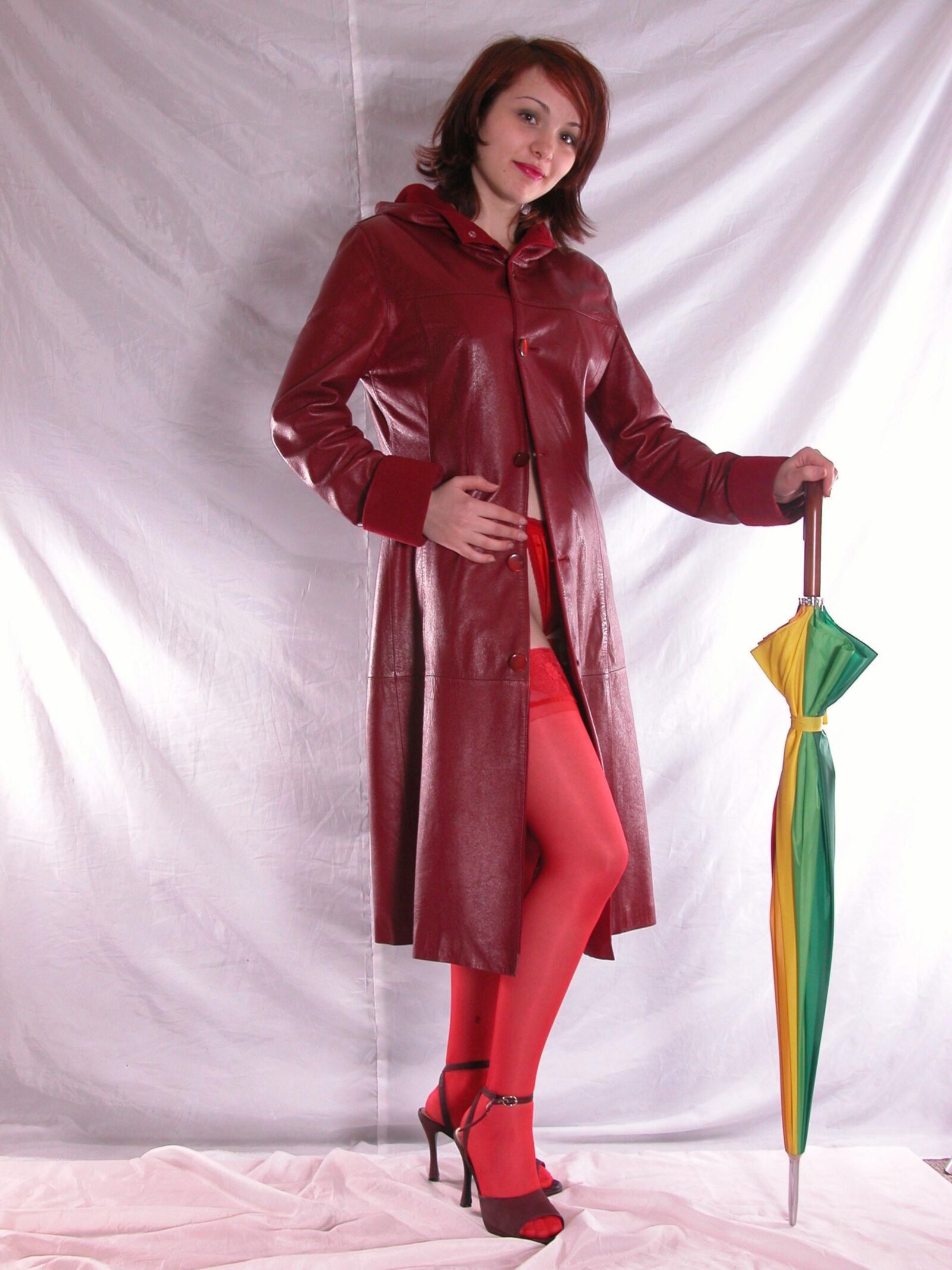 Jackie en manteau en cuir rouge