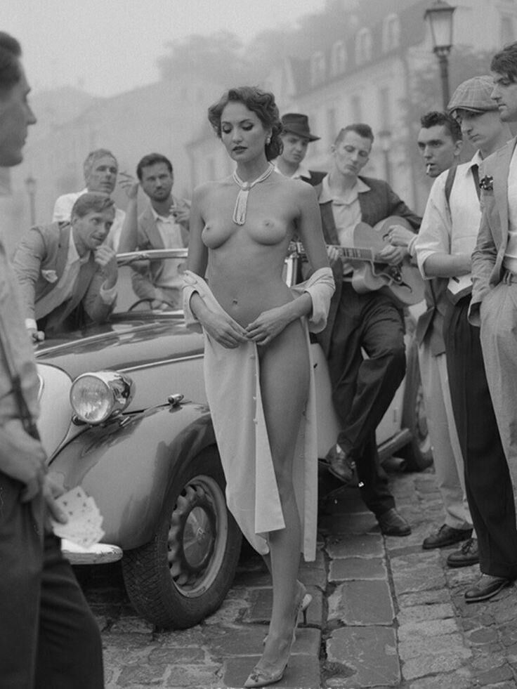 Seins en simple noir et blanc