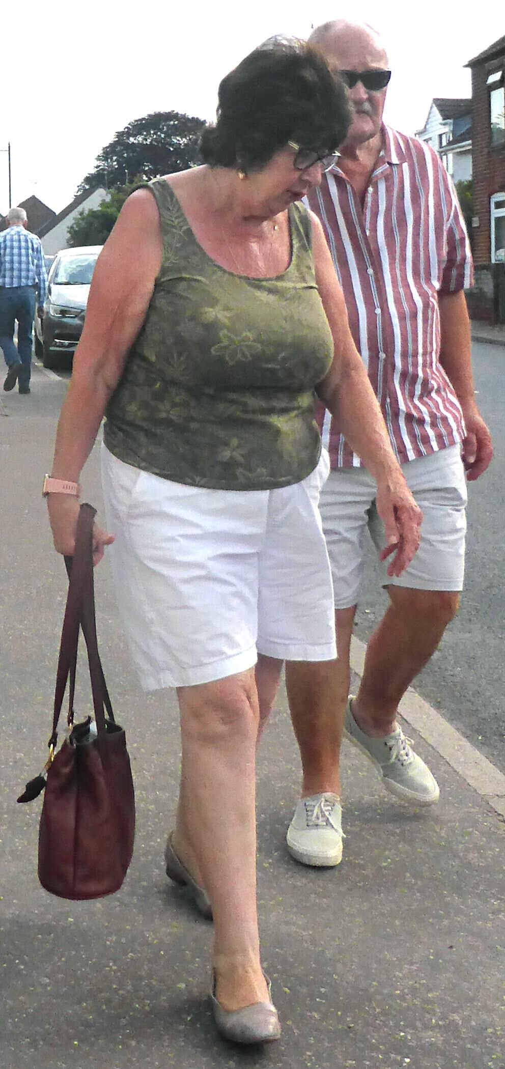Ella necesita una reina de espadas