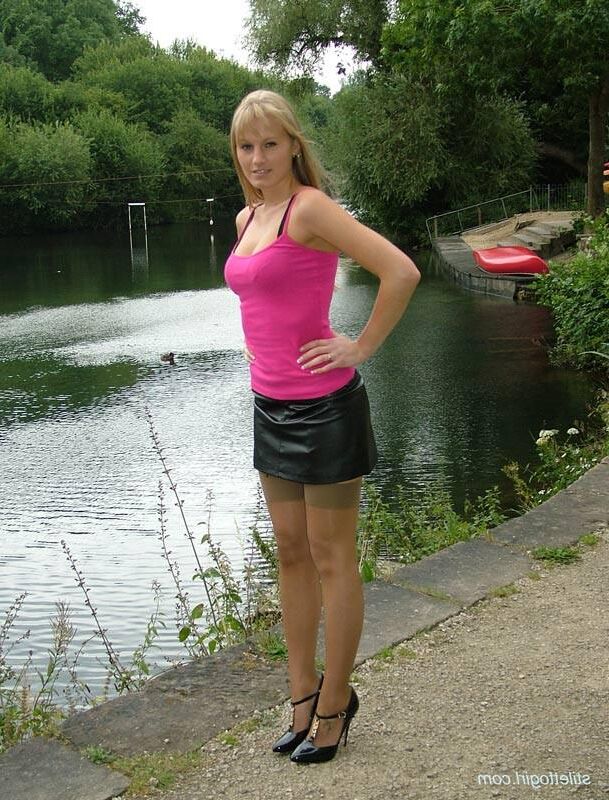 Alexis sexy Legs and Leather Skirt 
