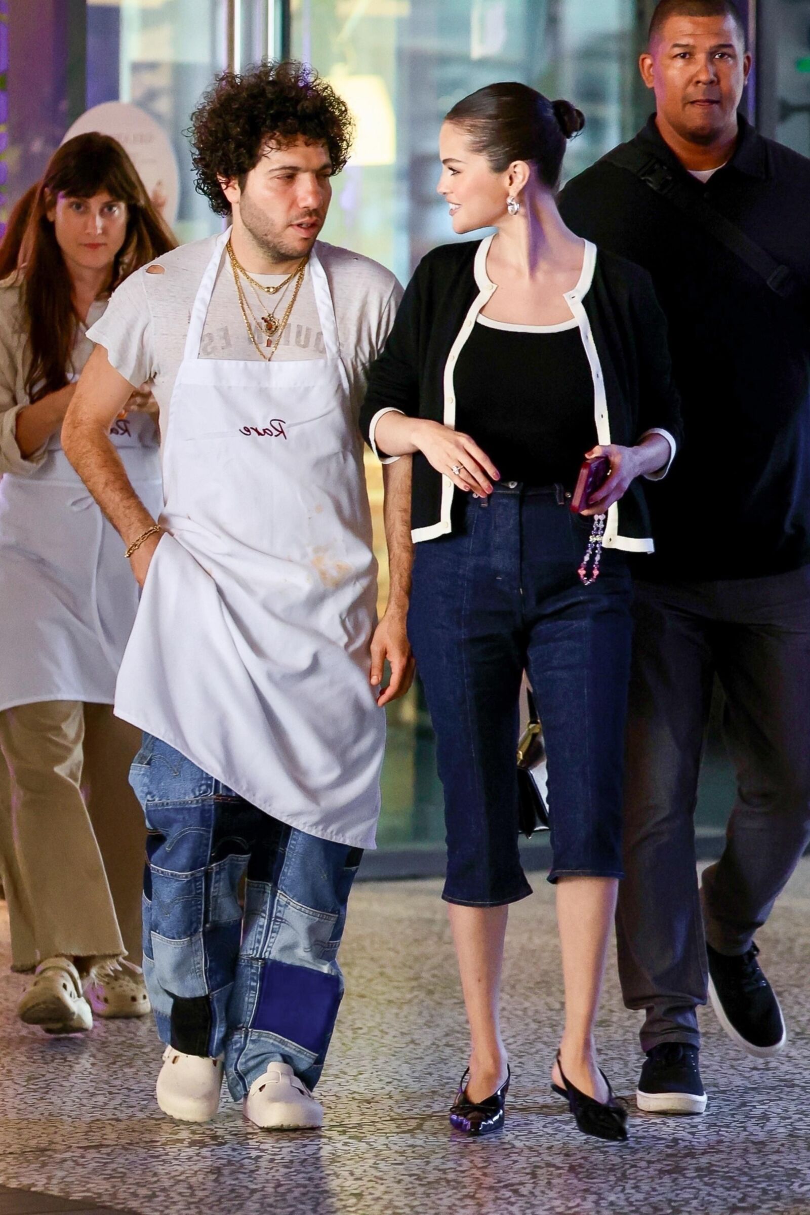 Selena Gomez y Benny Blanco partiendo de una clase de cocina