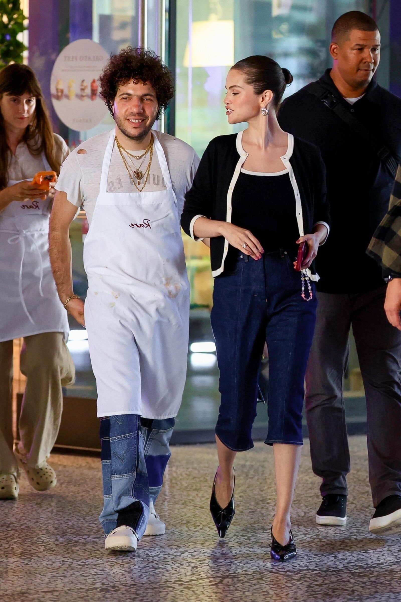Selena Gomez y Benny Blanco partiendo de una clase de cocina